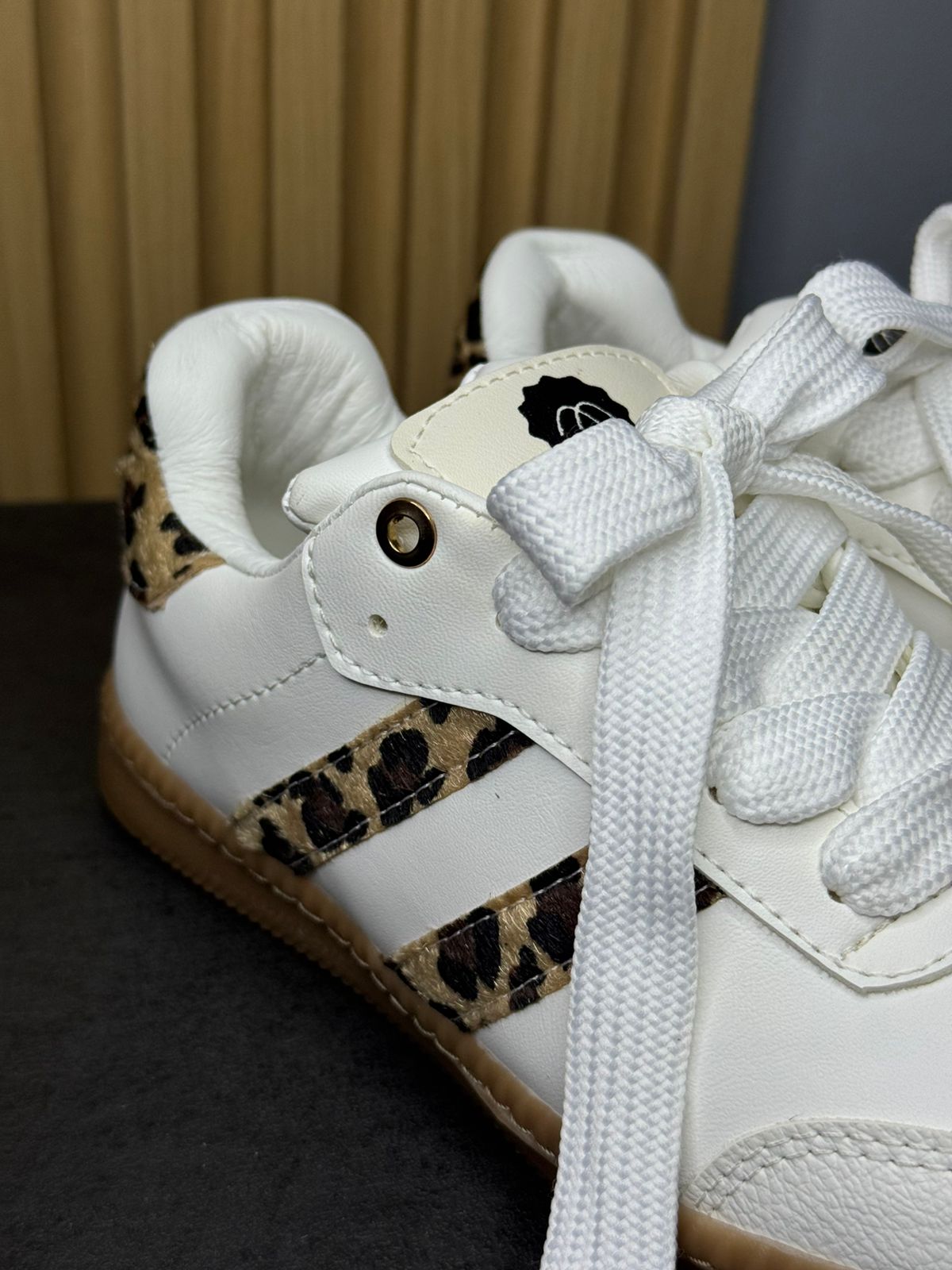 UrbanWild™ – Tenis casual con toque animal print